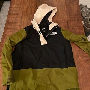Women’s north face ski/snowboard pullover jacket